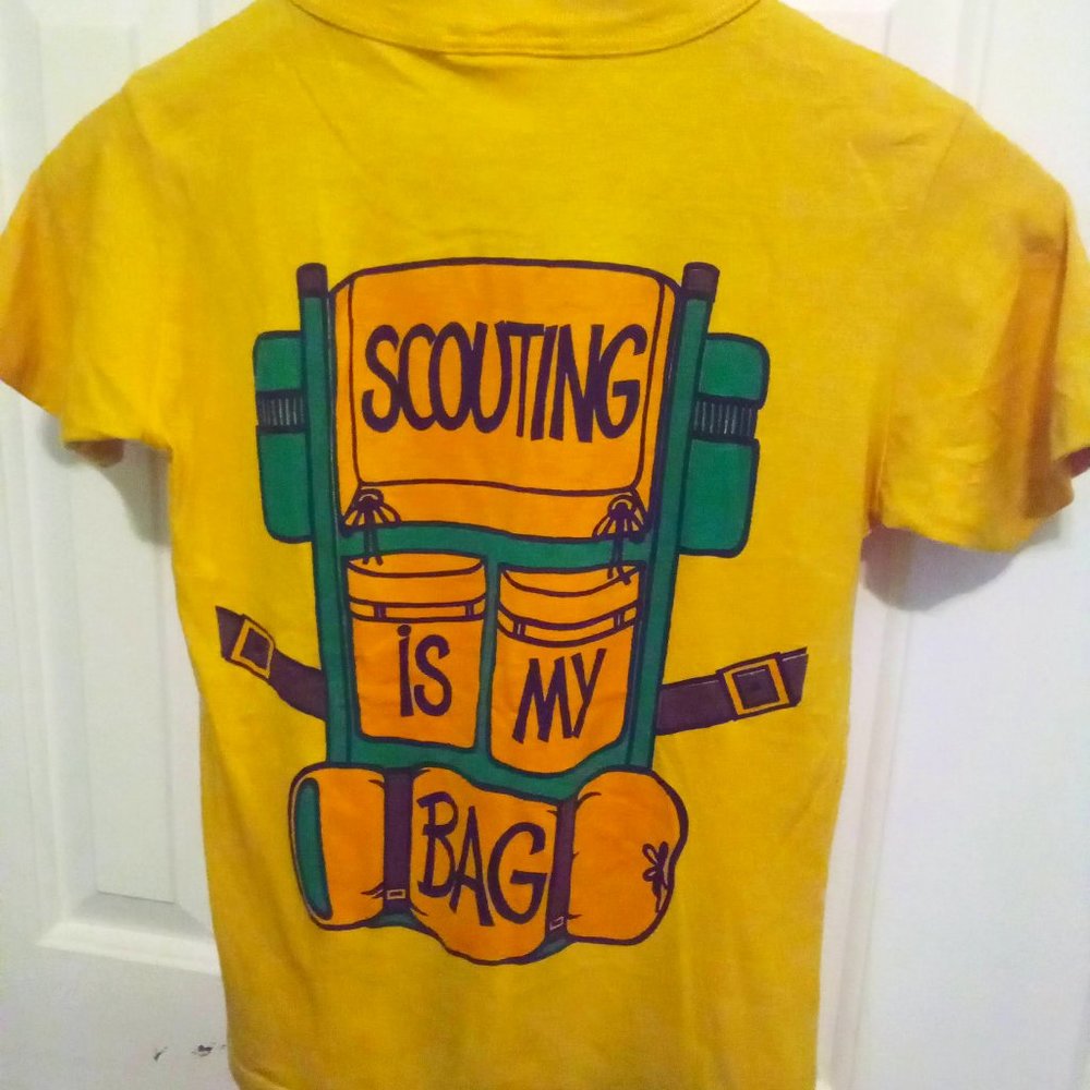 original GIRLS SCOUT club staff t shirt with screenprinted back image. size S.